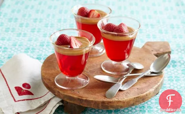 Erdbeer-Gelatine mit Dulce de Leche-Sauce