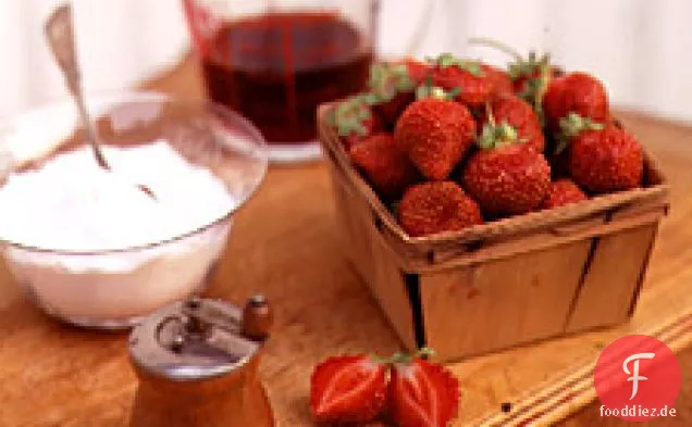Eis mit Erdbeeren und Rotwein