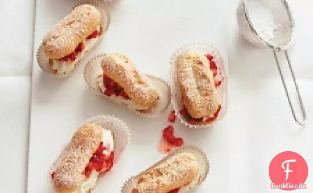 Mini-Eclairs Mit Erdbeeren Und Sahne