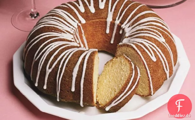 Vanilleschote Bundt Kuchen mit Vanilleglasur und Erdbeeren