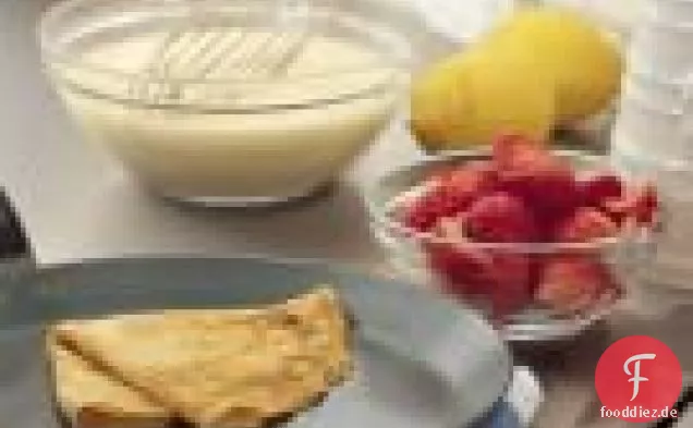Zitronen-Crêpes mit Erdbeeren, Marmelade und Mascarpone