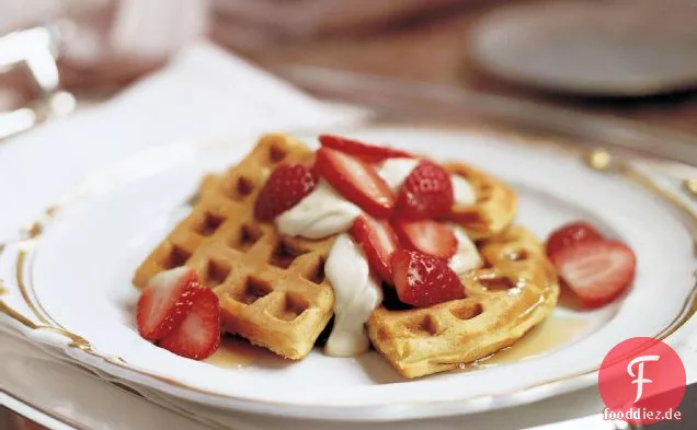 Buttermilchwaffeln mit frischen Erdbeeren