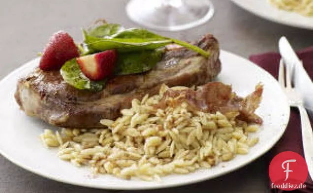 Schweinekoteletts mit Balsamico-Erdbeersalat und Pinienkern-Orzo