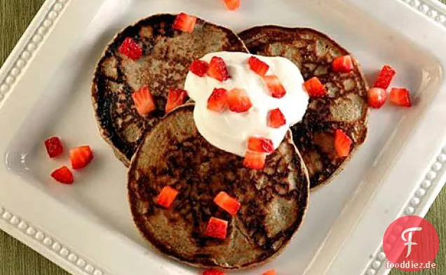 Buchweizen Blini mit griechischem Joghurt und Erdbeeren