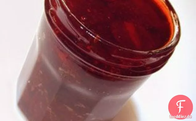 Erdbeermarmelade mit schwarzem Pfeffer und frischer Minze]