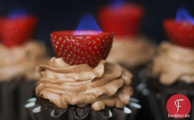 Schokoladen Cupcakes Mit Flammenden Erdbeeren,