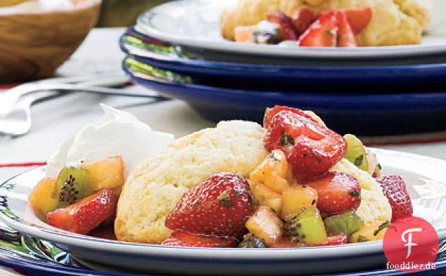 Strawberry-Fruit Toss mit Cornmeal Shortcakes