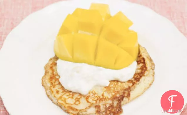 One-Cup-Pfannkuchen, tropischer Joghurt und Mango
