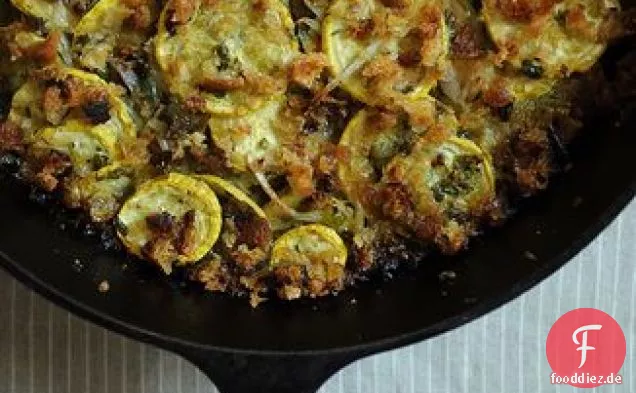 Sommer Squash Gratin mit Salsa Verde und Gruyere