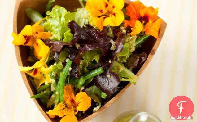 Quinoa-Und Grüner Salat Mit Mango-Dressing