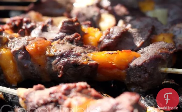Känguru beißt mit Mango und Ananas