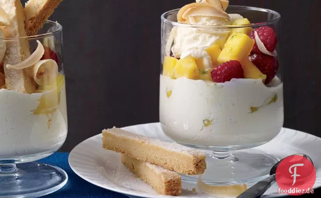 Eisbecher mit tropischen Früchten
