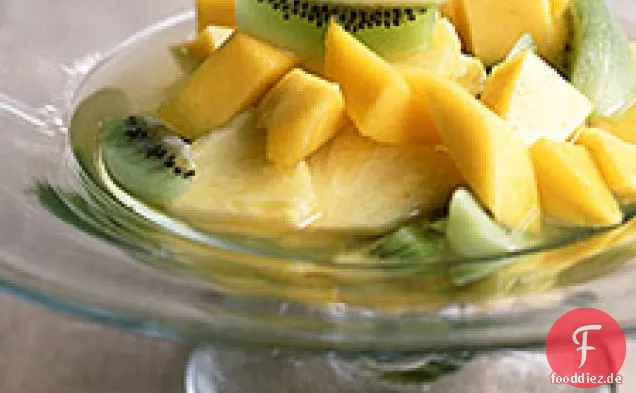 Pochierte tropische Früchte über Sorbet