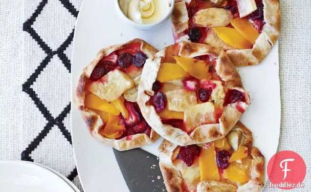 Freiform-Ananas -, Mango-und Beerentörtchen