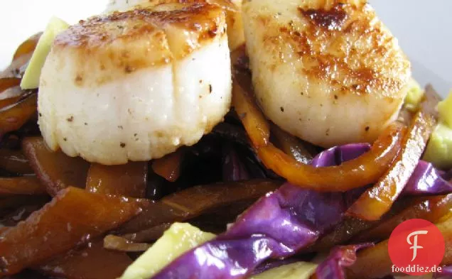 Gebratene Jakobsmuscheln Mit Carmelized Mango-Salat