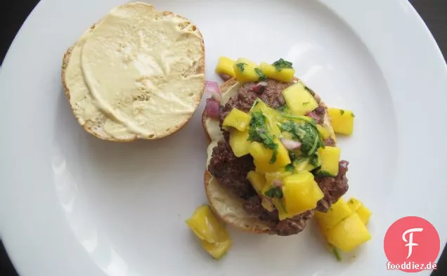 Glasierter Fünf-Gewürz-Burger mit Lebkuchen-Mangos