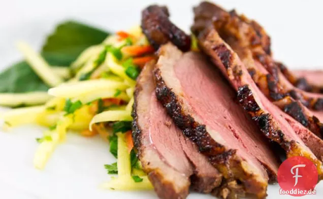 Zimt Tee geräucherte Ente mit grüner Mango Slaw