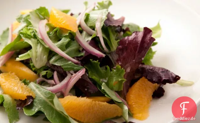 Mango-Orangensalat mit gemischten Grüns