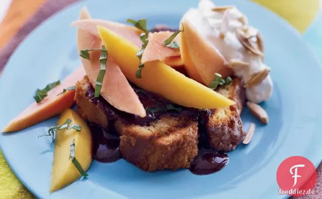 Gegrillter Pfundkuchen mit mexikanischer Schokoladensauce und tropischen Früchten