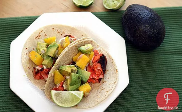 Geschwärzten Lachs-Tacos Mit Avocado-Mango-Salsa