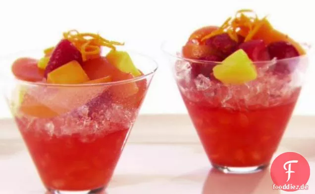 Pochierte Erdbeeren, Pfirsiche und Mango über Crushed Ice