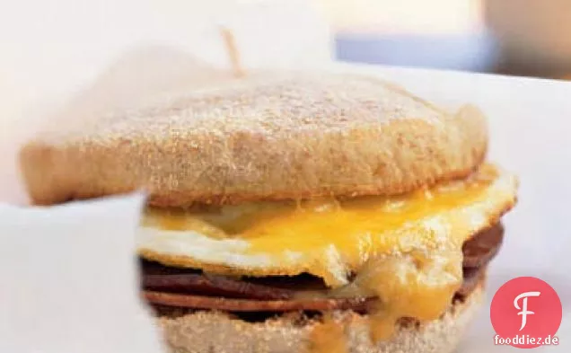 Schinken-Käse-Frühstückssandwich mit Mango-Chutney