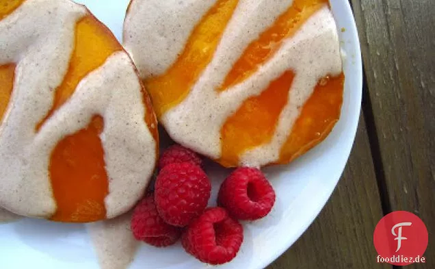 Erwärmt Mango-Hälften Mit Zimt-Joghurt-Sauce
