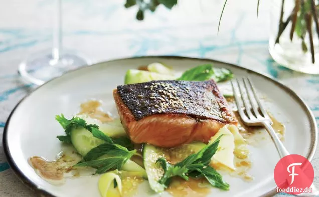 Gegrillter Lachs mit grünem Mangosalat