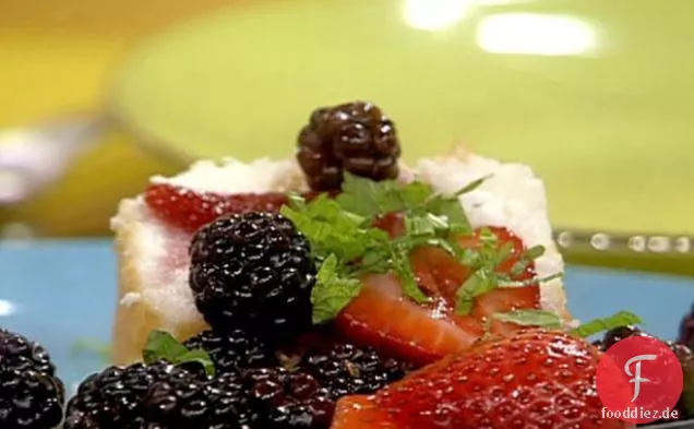 Teuflischer Engelskuchen mit Wein getränkten Beeren