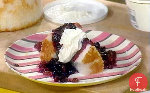 Angel Food Kuchen mit warmer Kirschsauce