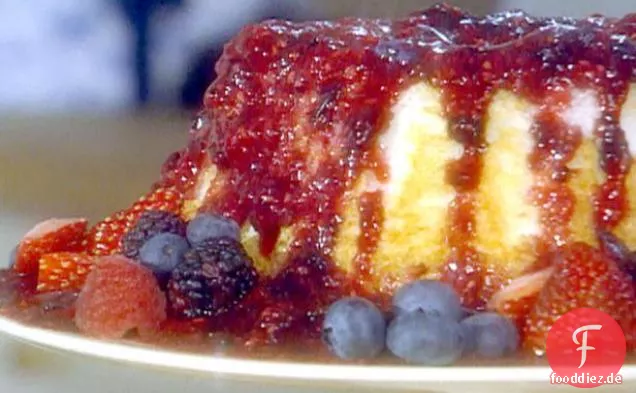 Angel Food Kuchen mit Gemischten Beeren