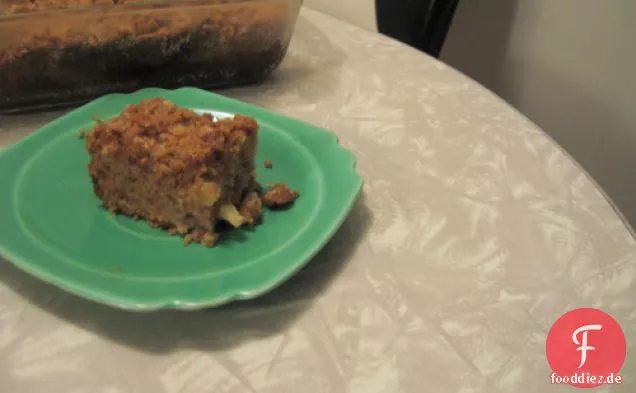 Apfelkaffeekuchen mit Crumble Topping und brauner Zuckerglasur