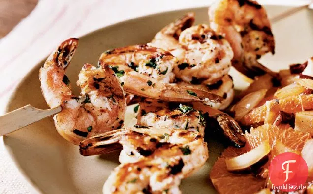 Zitrus-marinierte Garnelen mit gegrillten Zwiebeln und Orangensalat