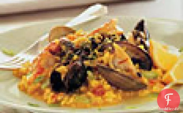 Muscheln, Muscheln und Garnelen mit Safranrisotto und grünem Oliven-Relish