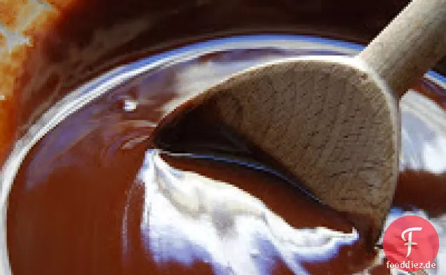 Schokoladen-Osterkuchen mit süßer Vanille - Schlagsahne
