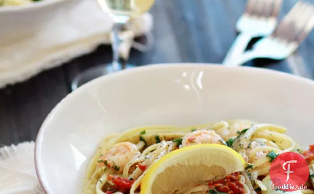 Shrimp Scampi mit sonnengetrockneten Tomaten und Artischocken