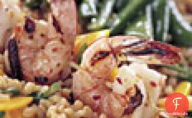 Würzige gegrillte Garnelen mit Reis-Mango-Salat und Sesamzucker und Erbsen