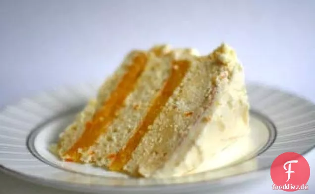 Dreischichtiger weißer Kuchen mit Orangenquarkfüllung