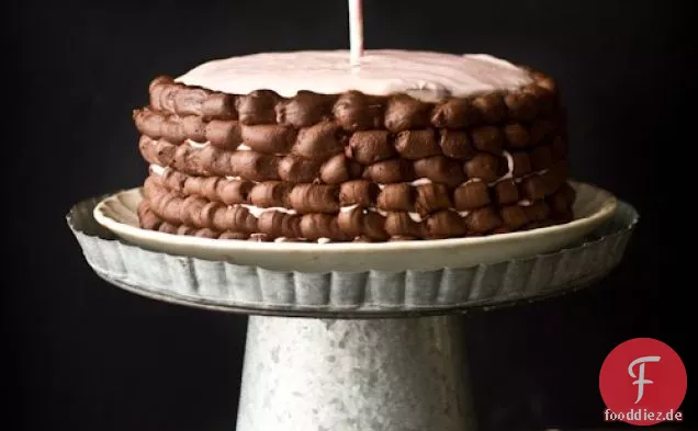 Schokoladen-Blackout-Kuchen mit Erdbeer-Frischkäse-Zuckerguss und einem Werbegeschenk