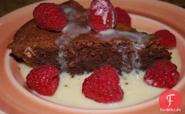 Schokoladen-Pekannusskuchen mit weißer Schokoladensauce