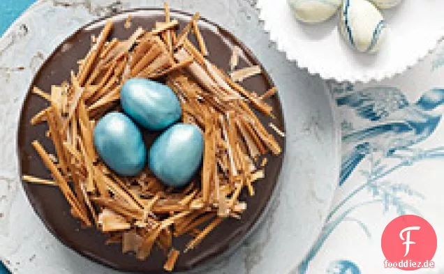 Reichhaltiger Schokoladenkuchen mit Ganache-Zuckerguss und Trüffel-Eiernest