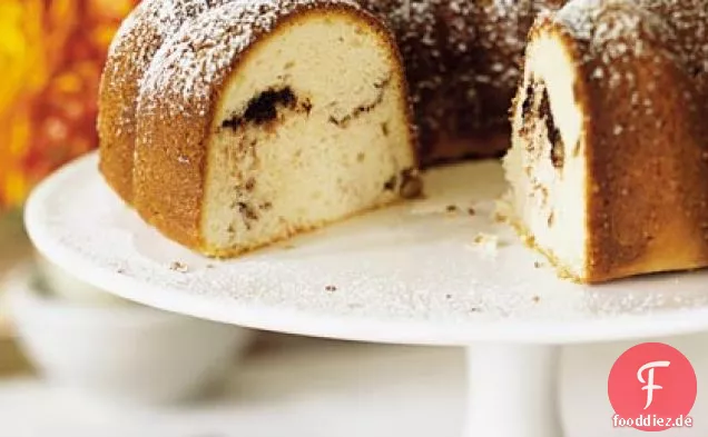 Sauerrahm-Haselnuss Bundt Kuchen