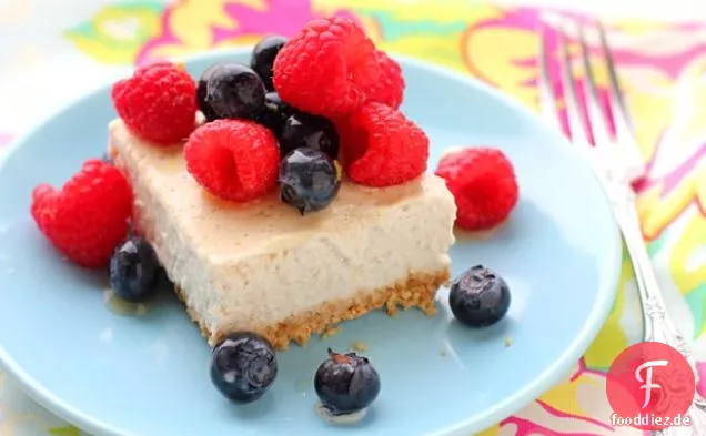 Veganer Eiskäsekuchen mit frischen Beeren