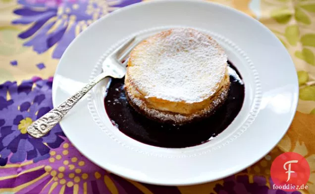 Käsekuchen mit Beerensauce