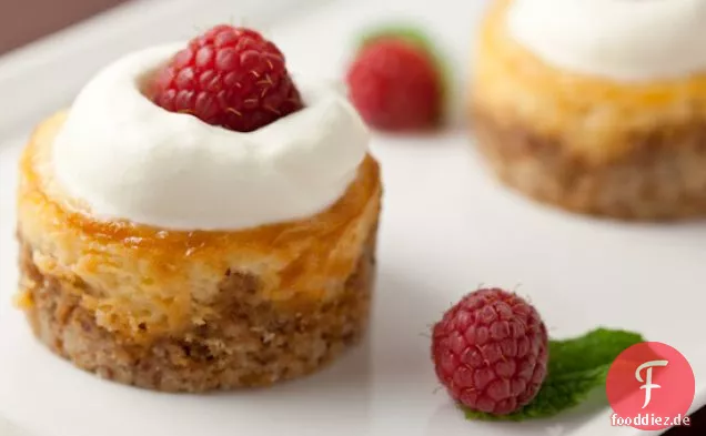Honig-Mandel-Mini-Käsekuchen mit Himbeeren
