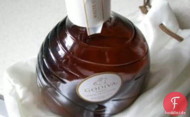 Weißer Schokoladen-Godiva-Käsekuchen mit frischer Schlagsahne
