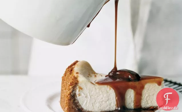 Pecan-Praline-Käsekuchen mit Karamellsauce