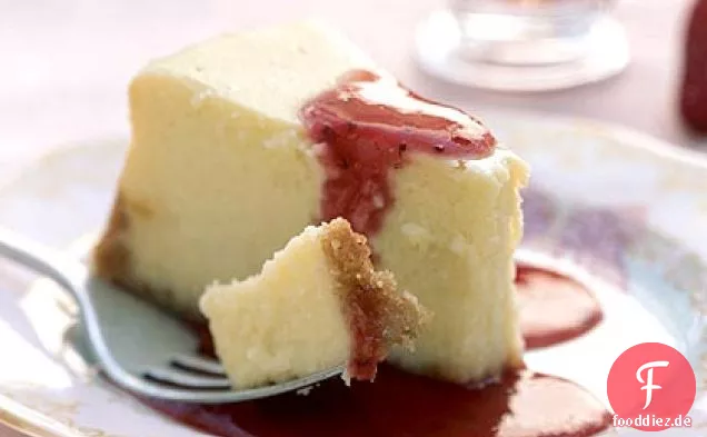 Käsekuchen mit frischer Erdbeersauce