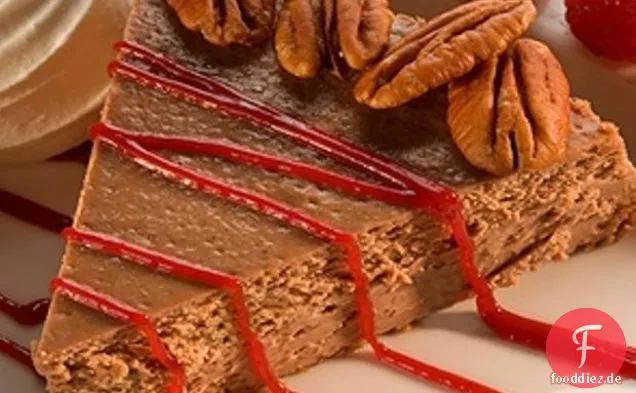 Schokoladen-Pekannuss-Käsekuchen mit Himbeersauce