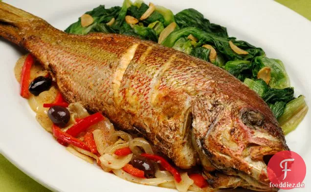 Ganzer Fisch gebraten mit Fenchel & Oliven
